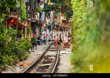 Hanoi, Vietnam - 18 octobre 2019 : les touristes à pied le long de la célèbre rue Train au Vietnam avant qu'il ait été fermé au public en raison d'accidents Banque D'Images