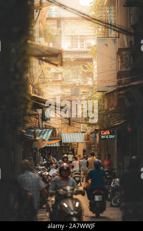 Hanoi, Vietnam - 18 octobre 2019 : l'une des nombreuses ruelles étroites occupés trouvés dans la capitale, plein de la circulation et les piétons Banque D'Images