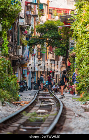 Hanoi, Vietnam - 18 octobre 2019 : les touristes prendre des photos tout en se tenant debout sur la voie ferrée à la rue Train à Hanoi, Vietnam Banque D'Images