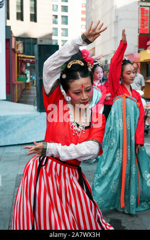 Des centaines de Chinois antique-chinese-amateurs de vêtements se rassemblent pour célébrer le Festival Qixi à Hefei city, est de la Chine, la province de l'Anhui, le 3 juillet 2019. Hun Banque D'Images