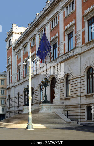 Palazzo Montecitorio avec la façade nord sur la Piazza del Parlamento à Rome. Siège de la chambre de représentant du parlement italien - Italie. Banque D'Images