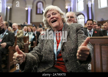 L'Eurodéputé Ann Widdecombe thumbs-up donne pendant la partie Brexit rassemblement à l'Emmanuel Centre à Londres. Banque D'Images