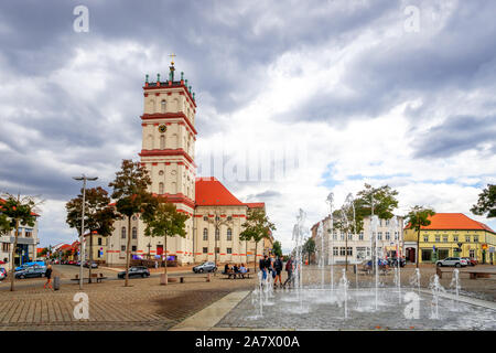 Marché et Église de ville à Neustrelitz, Mecklenburg Vorpommern, Allemagne Banque D'Images