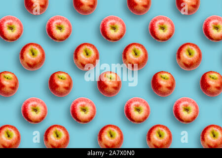 Collation santé créative moderne concept alimentaire Modèle de pommes sur fond bleu de couleurs vives dans un style minimaliste Banque D'Images