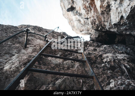 Via ferrata lettre sur un mur massif à l'Toblinger Knoten dans les Dolomites, Italie Banque D'Images