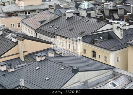 Vue de dessus de bâtiments différents toits avec cheminées en ville d'Europe de l'ouest typique Banque D'Images