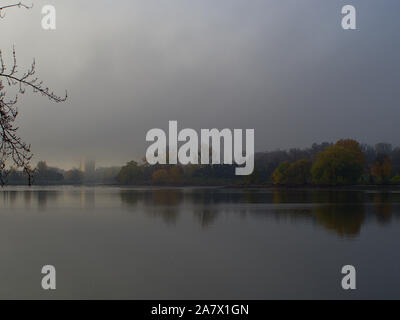 Automne / Fall matin brumeux à l'échelle du lac Dow à l'université Carleton. Ottawa, Ontario, Canada. Banque D'Images