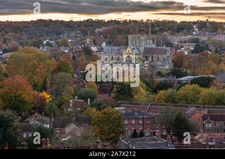 Vue sur Winchester en automne depuis St Giles Hill avec la cathédrale de Winchester comme point de repère principal, ville de Winchester, Hampshire, Angleterre, Royaume-Uni Banque D'Images