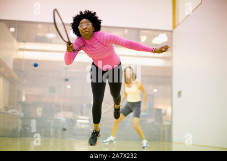 Deux femmes jouer racquetball ensemble. Banque D'Images