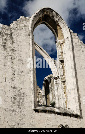 Un ciel bleu et des vestiges de pierre blanchie sont réunis à Lisbonne, Portugal's Convento do Carmo runis, le rappel brutal de la tremblement de terre de 1755. Banque D'Images