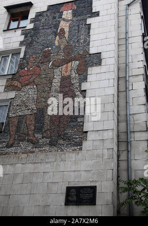 Mosaïque du travail fait avec les cailloux de la rivière sur un bâtiment de l'époque soviétique à Bichkek Banque D'Images