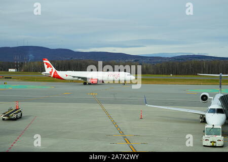 La VILLE DE QUÉBEC, CANADA -2 nov 2019- Vue d'un avion d'Air Canada Rouge (RV) à l'Aéroport International Jean Lesage (YQB) dans la ville de Québec, Canada. Banque D'Images