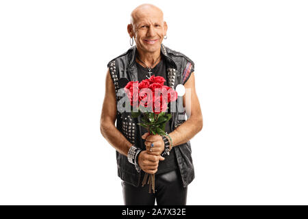 Cheerful punk holding roses rouges et smiling isolé sur fond blanc Banque D'Images