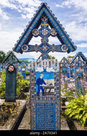 Cimitirul Vesel peint sur pierre tombale - Cimetière Joyeux, célèbre cimetière dans le village de Sapanta, situé dans la région de Maramures, Roumanie Banque D'Images