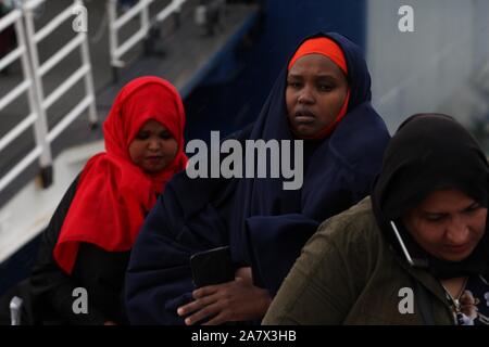 Athènes, Grèce. 4ème Nov, 2019. Environ 90 réfugiés et migrants sont arrivés au port du Pirée depuis les îles grecques. Le transfert des migrants à partir de camps surpeuplés dans les îles de la Grèce continentale se sont poursuivies cette semaine. (Crédit Image : © VafeiadakisZUMA Aristidis Wire) Banque D'Images