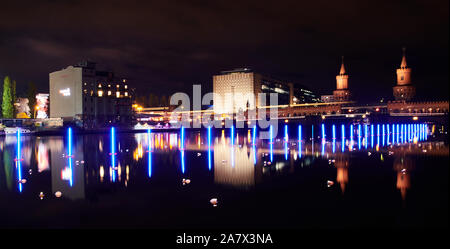 Berlin, Allemagne. 08Th Nov, 2019. Lumineux bleu néon-flotteur bouées sur la Spree à l'Oberbaumbrücke (r). L'artiste Walter Rainer Gottemeier symbolise l'ancienne ligne de frontière entre l'Est et l'ouest de Berlin, à environ 150 mètres. Credit : Annette Riedl/dpa/Alamy Live News Banque D'Images