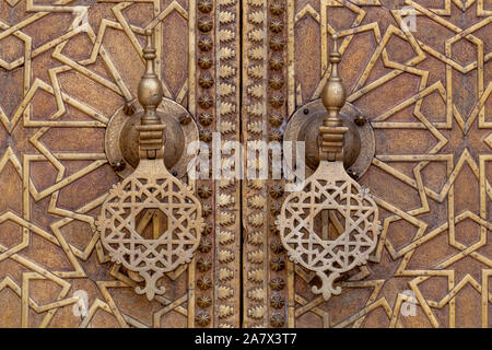 Or de grandes poignées de porte à l'ancien château Banque D'Images