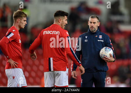 4 novembre 2019, Bet365 Stadium, Stoke-on-Trent, Angleterre ; Sky Bet Championship, Stoke City v West Bromwich Albion : Rory Delop l'entraîneur de l'équipe 1ère et gardien manager de Stoke City pendant le match avant le préchauffage. Crédit : Richard Long/News Images Banque D'Images