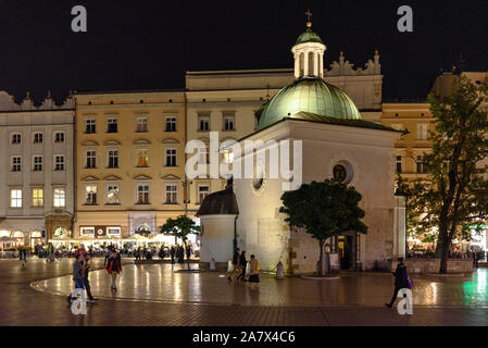 L'église médiévale de St Wojciech dans la vieille ville de Cracovie, en Pologne dans la nuit Banque D'Images