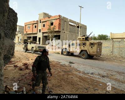 Tripoli (Libye). 4ème Nov, 2019. Véhicules militaires des forces gouvernementales soutenues par l'ONU la Libye de dégager la voie pour les troupes au sol à au sud de Tripoli, Libye, le 4 novembre 2019. Les forces gouvernementales soutenues par l'ONU de la Libye a annoncé lundi des progrès contre le rival en armée de l'est au sud de la capitale Tripoli, a déclaré qu'une déclaration du gouvernement de l'ONU sur sa page Facebook officielle. Credit : Hamza Turkia/Xinhua/Alamy Live News Banque D'Images