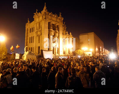 Les manifestants se rassemblent à l'extérieur du bureau présidentiel pendant la manifestation.Des centaines d'Ukrainiens à l'occasion du premier anniversaire de l'activiste anti-corruption Kateryna Handziuk à la demande aux autorités d'enquêter et de punir les organisateurs et les assassins de l'activiste anti-corruption Kateryna Handziuk. Kateryna Handziuk a été attaqué par un homme qui a jeté de l'acide sulfurique sur son près de sa maison le 31 juillet 2018 à Kherson. Elle est décédée à l'hôpital le 04 novembre 2018. Banque D'Images