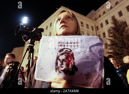 Une femme tient une pancarte qui dit Qui est derrière l'attaque de Kateryna Handziuk pendant la manifestation.Des centaines d'Ukrainiens à l'occasion du premier anniversaire de l'activiste anti-corruption Kateryna Handziuk à la demande aux autorités d'enquêter et de punir les organisateurs et les assassins de l'activiste anti-corruption Kateryna Handziuk. Kateryna Handziuk a été attaqué par un homme qui a jeté de l'acide sulfurique sur son près de sa maison le 31 juillet 2018 à Kherson. Elle est décédée à l'hôpital le 04 novembre 2018. Banque D'Images