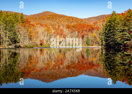 La couleur de l'automne réflexions à Balsam Lake Roy Taylor forêt dans la forêt nationale de Nantahala, Canada, North Carolina, États-Unis Banque D'Images