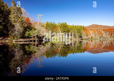 La couleur de l'automne réflexions à Balsam Lake Roy Taylor forêt dans la forêt nationale de Nantahala, Canada, North Carolina, États-Unis Banque D'Images