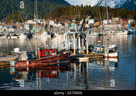 La pêche commerciale troller amarré à la plate-forme de travail de Sitka, Alaska, USA. Est une ville de Sitka en Alaska et l'arrondissement près de Juneau, la capitale de l'état. Banque D'Images