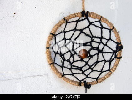 Native American Dream Catcher avec perles en bois et corde de pendaison le mur texturé Banque D'Images