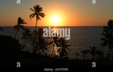Un romantique coucher de soleil aux Comores. Banque D'Images