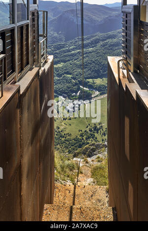 Le téléphérique de Fuente Dé situé dans la région de Liébana dans Picos de Europa et rejoint le point de vue El Cable., Cantabria, Spain, Europe Banque D'Images