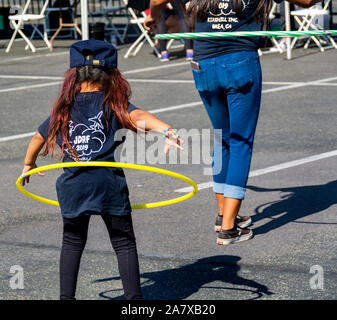 Anaheim, Californie / USA - Nov 3, 2019 : mignonne petite fille et une femme jouant avec des cerceaux en 2019 une levée de fonds de la FRDJ à pied. Banque D'Images