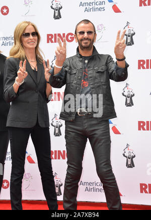 LOS ANGELES, CA - 7 juillet 2015 : Ringo Starr & femme Barbara Bach au photocall à Capitol Records, Hollywood, pour célébrer son 75e anniversaire. © 2015 Paul Smith / Featureflash Banque D'Images