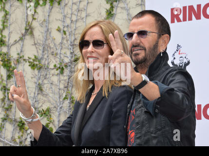 LOS ANGELES, CA - 7 juillet 2015 : Ringo Starr & femme Barbara Bach au photocall à Capitol Records, Hollywood, pour célébrer son 75e anniversaire. © 2015 Paul Smith / Featureflash Banque D'Images