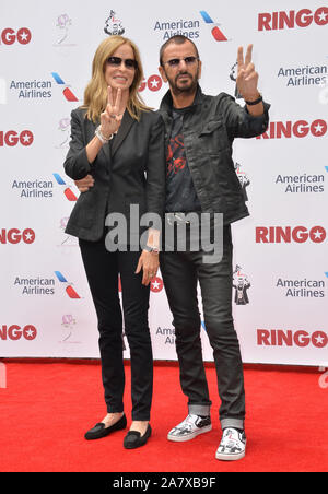 LOS ANGELES, CA - 7 juillet 2015 : Ringo Starr & femme Barbara Bach au photocall à Capitol Records, Hollywood, pour célébrer son 75e anniversaire. © 2015 Paul Smith / Featureflash Banque D'Images