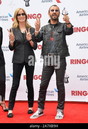 LOS ANGELES, CA - 7 juillet 2015 : Ringo Starr & femme Barbara Bach au photocall à Capitol Records, Hollywood, pour célébrer son 75e anniversaire. © 2015 Paul Smith / Featureflash Banque D'Images