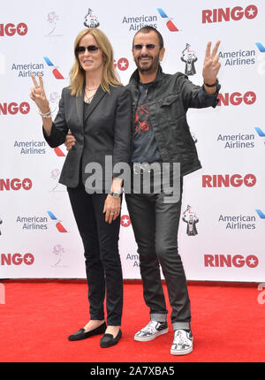 LOS ANGELES, CA - 7 juillet 2015 : Ringo Starr & femme Barbara Bach au photocall à Capitol Records, Hollywood, pour célébrer son 75e anniversaire. © 2015 Paul Smith / Featureflash Banque D'Images