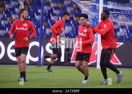 Napoli, Italie. 08Th Nov, 2019. Red Bull Salisburgo's Austrian defenser Andreas Ulmer (L) Red Bull Salisburgo's striker japonais Takumi, (C) et Red Bull Salisburgo's Cameroun defenser Jerome Onguene (R) pendant la préparation de pré formation SSC Napoli vs Red Bull Salisburgo sur Novembre 04 2019 au Stade San Paolo (Photo de Antonio Balasco/Pacific Press) Credit : Pacific Press Agency/Alamy Live News Banque D'Images