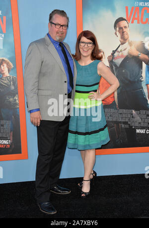 LOS ANGELES, CA - le 27 juillet 2015 : Kate Flannery & petit ami Chris Haston à la première de 'vacances' au Regency Village Theatre, Westwood. © 2015 Paul Smith / Featureflash Banque D'Images