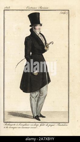 Homme portant la mode de 1823 : Top Hat, anglais ridingcoat en laine, gilet gilet boutons pressions () et un pantalon à rayures cosaque en cachemire. Coloriée à la gravure sur cuivre du Journal de Mesdames et de la mode, Journal des Dames et des modes, Paris, 1823. Banque D'Images