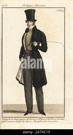 Homme portant la mode de 1823 : la laine de chèvre-ridingcoat, gilet gilet) et de France (pantalon en velours rayé. Coloriée à la gravure sur cuivre du Journal de Mesdames et de la mode, Journal des Dames et des modes, Paris, 1823. Banque D'Images