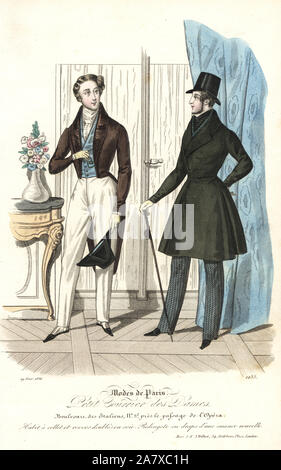 Les hommes de la mode de 1836. L'homme en manteau doublée en soie avec une longue queue, et l'homme en laine plus ridingcoat pantalon à rayures. Gravure coloriée du magazine de mode Petit Courrier des Dames, Paris, 1836. Banque D'Images