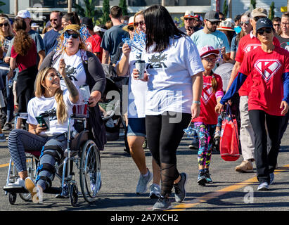 Anaheim, Californie / USA - Nov 3, 2019 : Happy young woman in wheelchair est à l'avant de la foule qu'ils commencent à l'organisme de bienfaisance à pied. Une levée de fonds de la FRDJ à pied. Banque D'Images