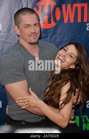 LOS ANGELES, CA - le 10 août 2015 : Sarah Shahi & mari Steve Howey à la CBS - Showtime et CW TCA Summer Party au Pacific Design Center, West Hollywood. © 2015 Paul Smith / Featureflash Banque D'Images