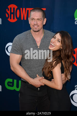 LOS ANGELES, CA - le 10 août 2015 : Sarah Shahi & mari Steve Howey à la CBS - Showtime et CW TCA Summer Party au Pacific Design Center, West Hollywood. © 2015 Paul Smith / Featureflash Banque D'Images
