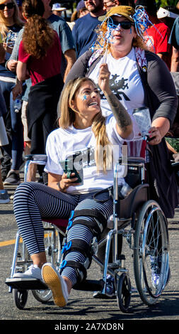 Anaheim, Californie / USA - Nov 3, 2019 : femme assise dans un fauteuil roulant est poussé par un ami qu'ils commencent la marche à la FRDJ 2019 un marche de collecte de fonds. Banque D'Images