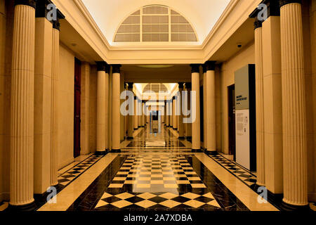 Singapour - le 17 septembre 2019 : Couloir à National Gallery Singapour menant à la collection d'Asie du Sud Est Banque D'Images