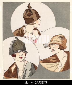 Les femmes dans les chapeaux à la mode de 1925. Hat en satin noir avec 1 plumes d'autruche, hat dans l'or noir garni de 2, et un chapeau en daim garni de cuir. Coloriée pochoir (stencil) lithographie du magazine de mode de luxe français Art, la goutte, Beaute, 1925. Banque D'Images