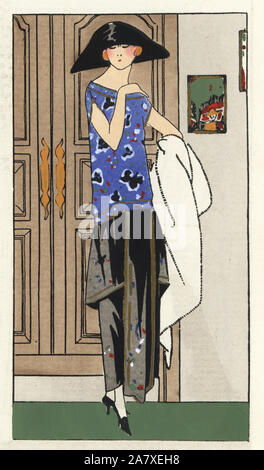 Femme en robe chinoise en satin noir et satin bleu brodé. Coloriée pochoir (stencil) lithographie du magazine de mode de luxe français Art, la goutte, Beaute, 1923. Banque D'Images